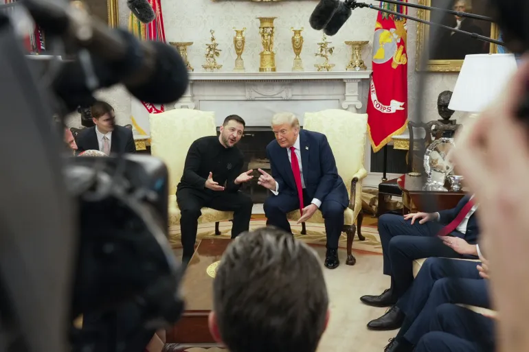 Zelenskyj e Trump nello Studio Ovale circondati dalle telecamere
