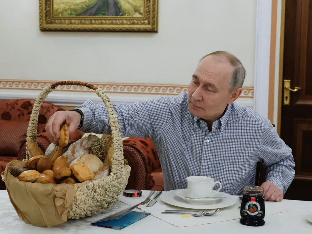 Come Putin rimane forte in Russia, dopo quattro anni di guerra in Ucraina