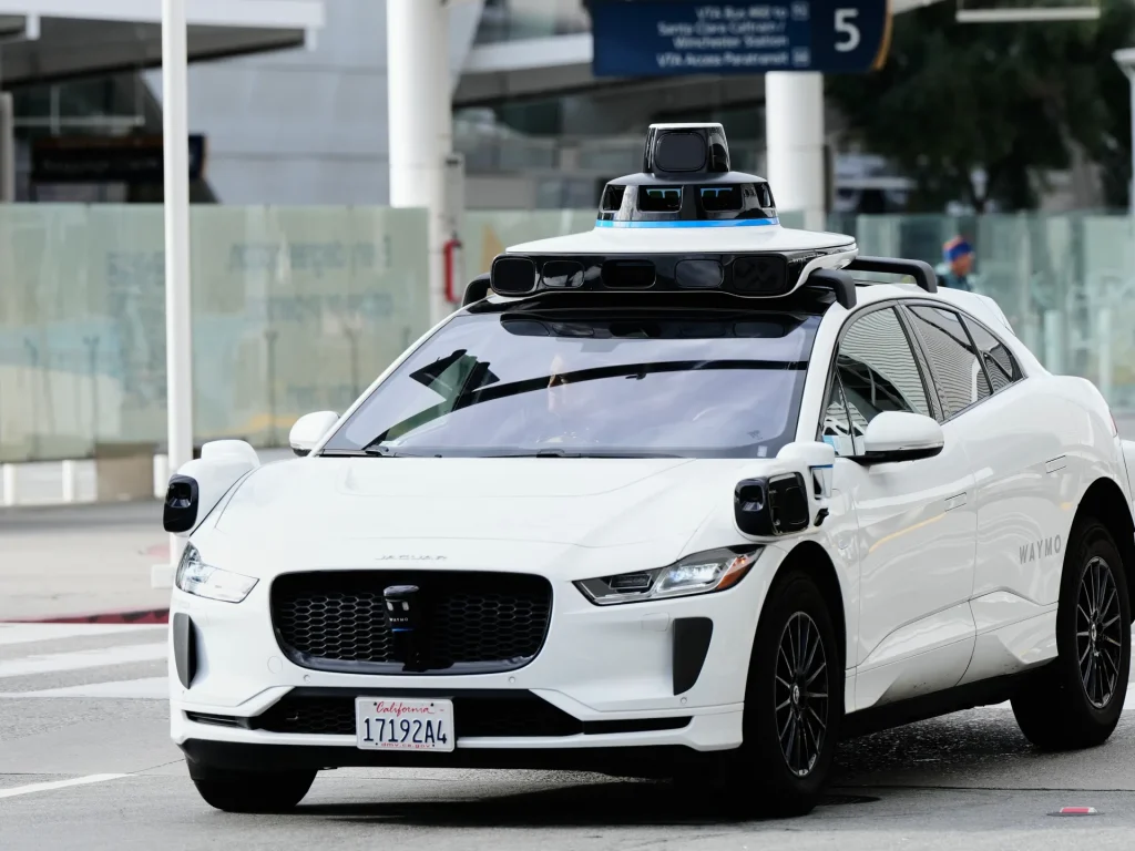 Gli Stati Uniti aprono un'indagine dopo che un'auto a guida autonoma Waymo ha investito un bambino vicino a una scuola