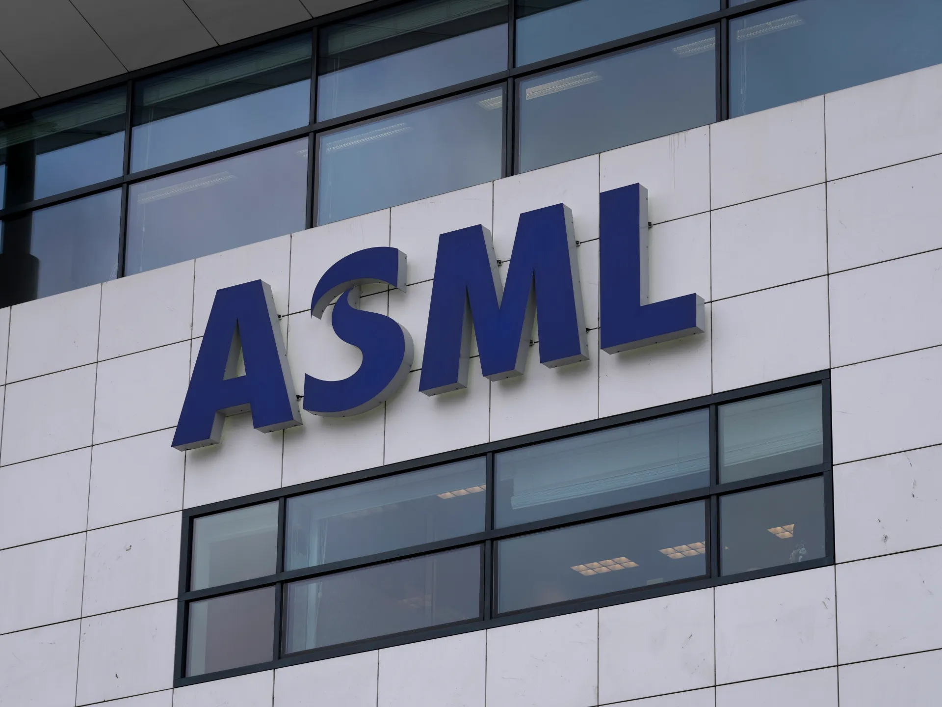 Il colosso tecnologico ASML annuncia ordini record per sostenere il boom dell’intelligenza artificiale
