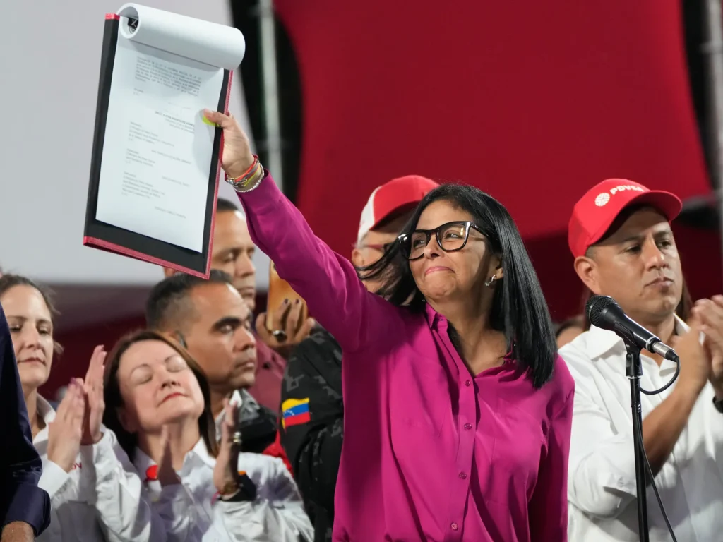 Il venezuelano Rodriguez firma la legge di riforma petrolifera mentre gli Stati Uniti allentano le sanzioni