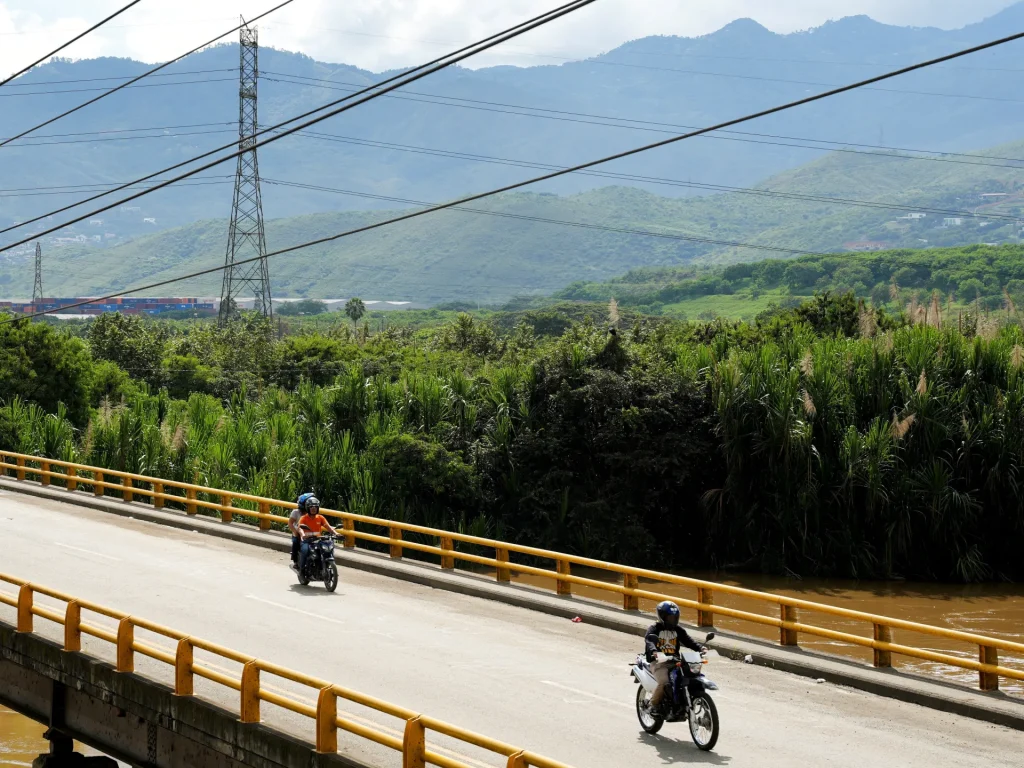 L’Ecuador aumenta le tariffe sulle importazioni colombiane al 50% a partire dal 1° marzo