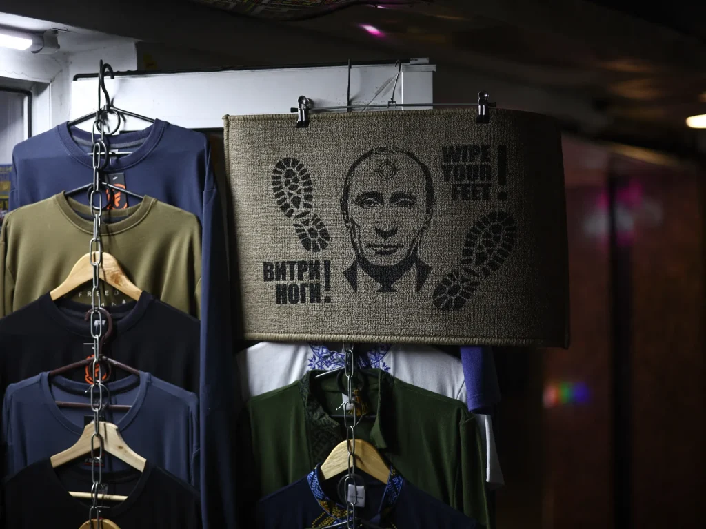 L’UE sanziona i funzionari russi mentre l’Ungheria blocca i fondi all’Ucraina