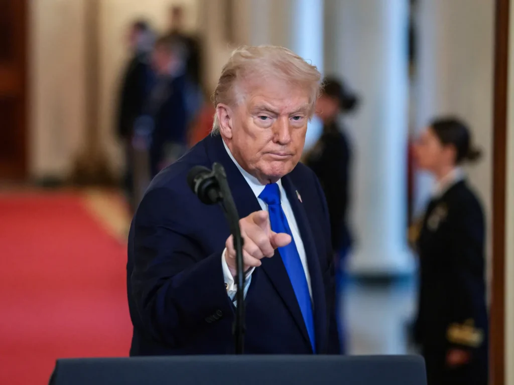 Le nuove minacce tariffarie di Trump innescano incertezza economica; stallo degli accordi commerciali