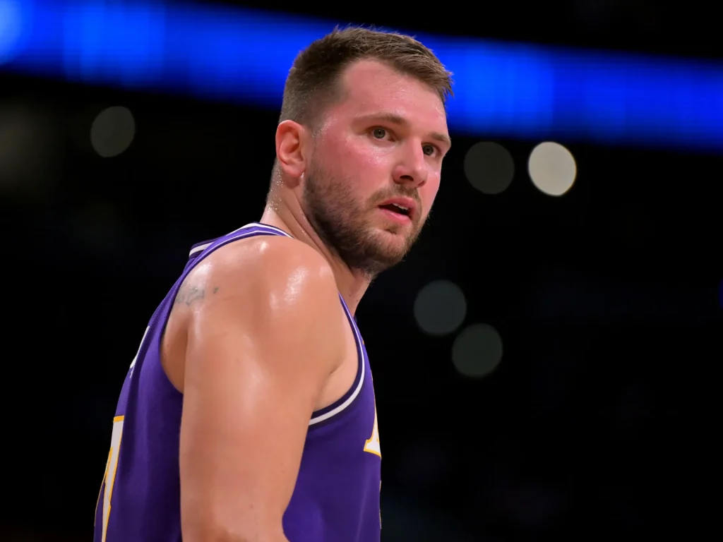 Riepilogo NBA: i Lakers fermano i 76ers nonostante l'uscita per infortunio di Luka Doncic