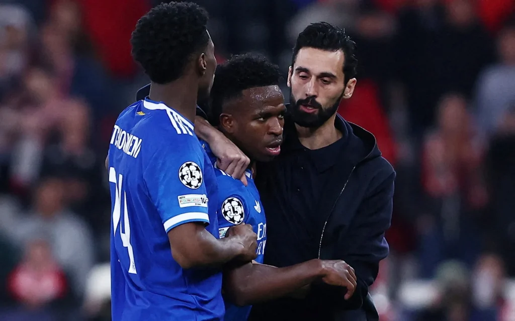 Slot offre il sostegno a Vinicius, affermando che il calcio "deve fare di più" contro il razzismo