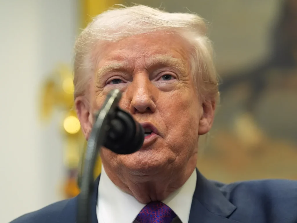 Trump grazia 5 ex giocatori della NFL, dallo spergiuro al traffico di droga