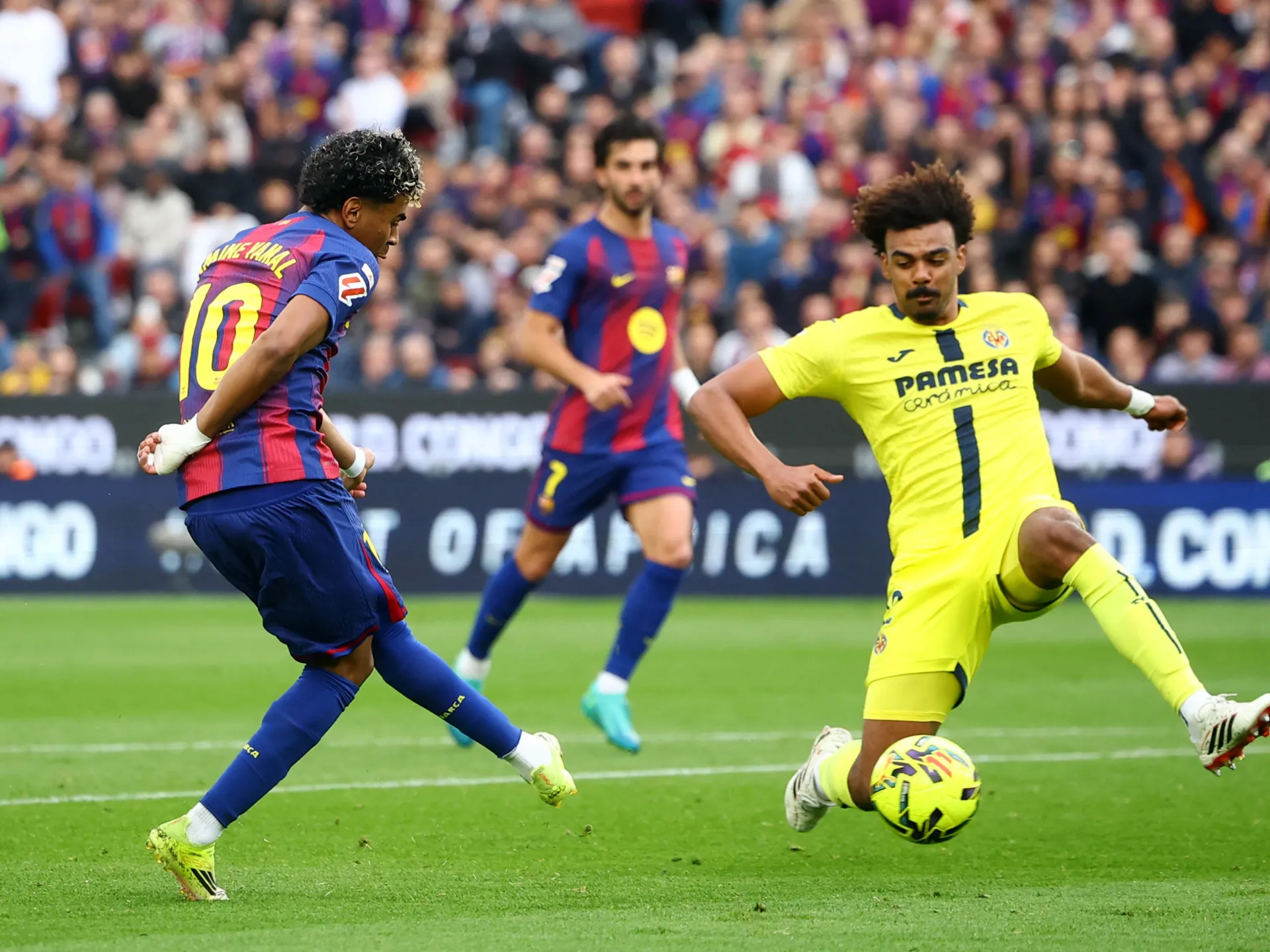 Lamine Yamal segna una tripletta mentre il Barcellona batte il Villarreal 4-1 nella Liga