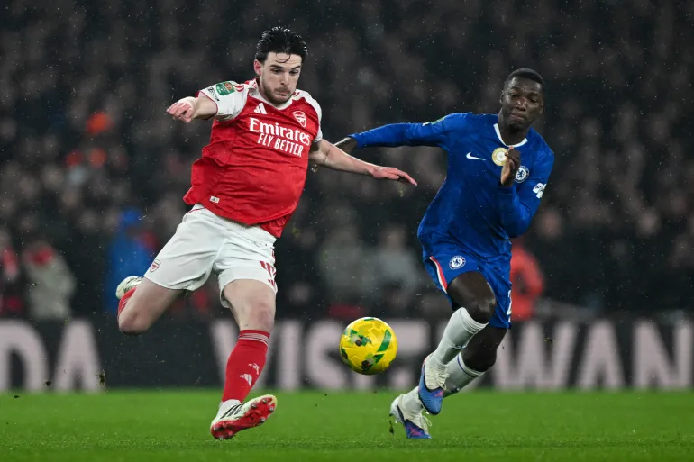 LONDRA, INGHILTERRA - 03 FEBBRAIO: Declan Rice dell'Arsenal viene sfidato da Moises Caicedo del Chelsea durante la partita della seconda tappa della semifinale della Carabao Cup tra Arsenal e Chelsea all'Emirates Stadium il 3 febbraio 2026 a Londra, Inghilterra. (Foto di Mike Hewitt/Getty Images)