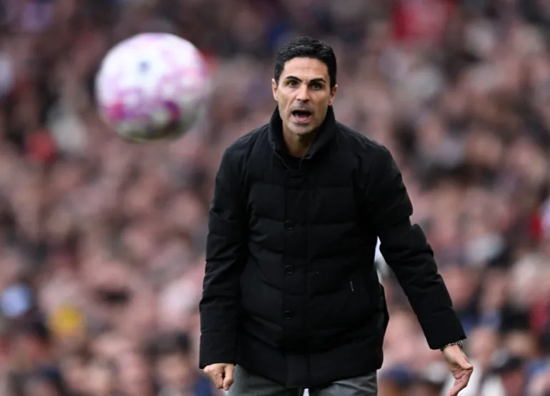 Il manager dell'Arsenal Mikel Arteta reagisce durante una partita della Premier League