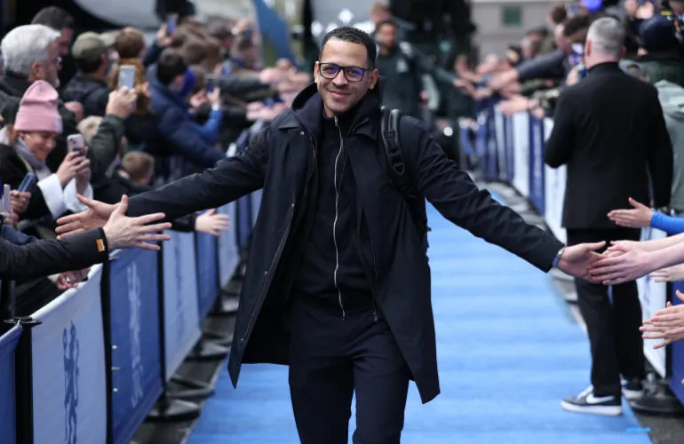 Calcio Calcio - Premier League - Chelsea v Burnley - Stamford Bridge, Londra, Gran Bretagna - 21 febbraio 2026 il manager del Chelsea Liam Rosenior arriva allo stadio prima della partita Action Images solo per USO EDITORIALE di Reuters/John Sibley. NESSUN UTILIZZO CON AUDIO, VIDEO, DATI, ELENCHI DEGLI APPARECCHI, LOGHI DI CLUB/LEGA O SERVIZI 'LIVE' NON AUTORIZZATI. UTILIZZO ONLINE IN PARTITA LIMITATO A 120 IMMAGINI, NESSUNA EMULAZIONE VIDEO. NESSUN UTILIZZO NELLE SCOMMESSE, GIOCHI O PUBBLICAZIONI DI SINGOLI CLUB/LEGA/GIOCATORE. PER ULTERIORI DETTAGLI, CONTATTARE IL VOSTRO RAPPRESENTANTE ACCOUNT.