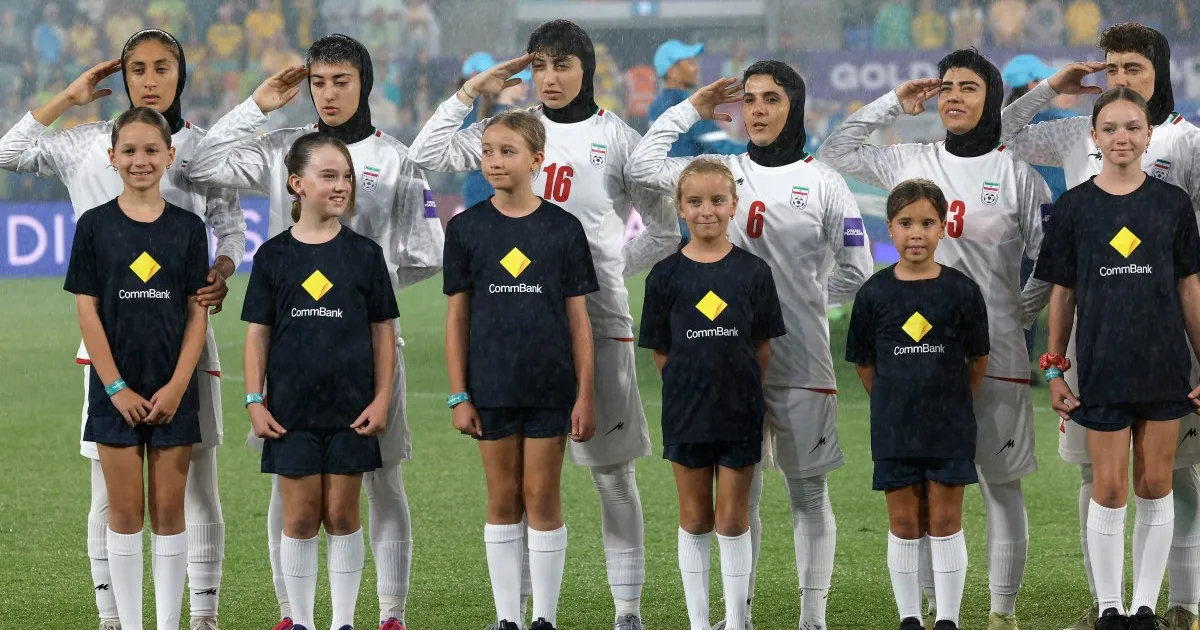 La squadra di calcio femminile iraniana saluta e canta l'inno nazionale durante la partita della Coppa d'Asia