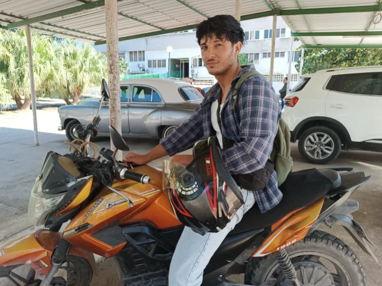 A Cuba, Alejandro Candelaria, che guida una moto elettrica, ha visto aumentare il suo reddito a causa della carenza di carburante