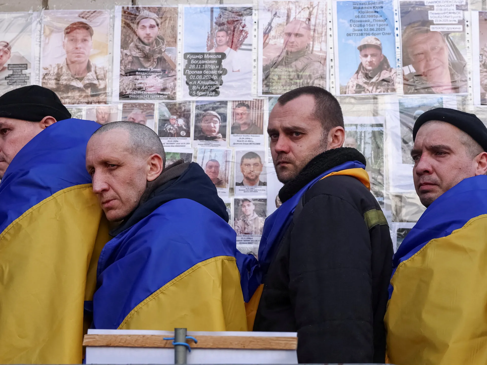 Zelenskyj visita la prima linea mentre Ucraina e Russia scambiano 500 prigionieri ciascuna