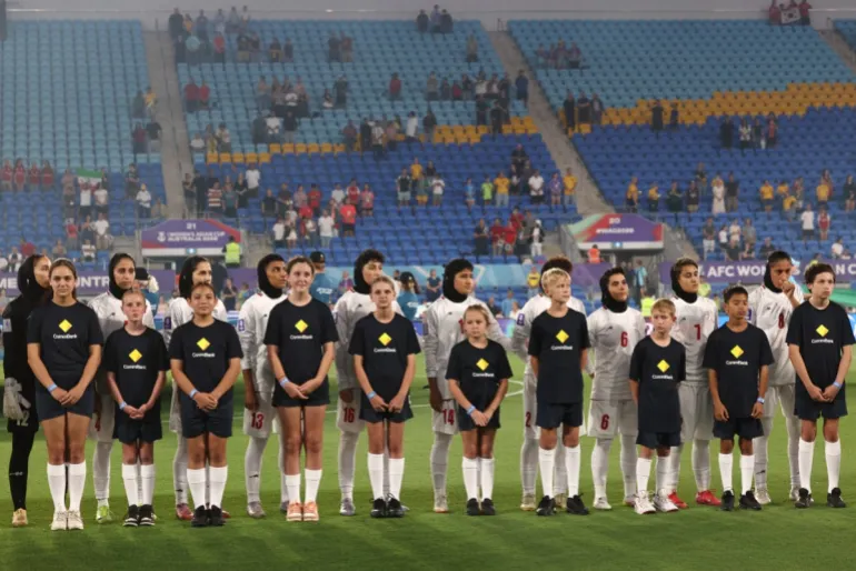 Il Team Iran ascolta gli inni nazionali prima della partita di calcio dell'AFC Women's Asian Cup Australia 2026 tra Corea del Sud e Iran a Gold Coast il 2 marzo 2026. (Foto di Izhar Khan / AFP) / -- IMMAGINE RISERVATA A USO EDITORIALE - STRETTAMENTE NON USO COMMERCIALE --