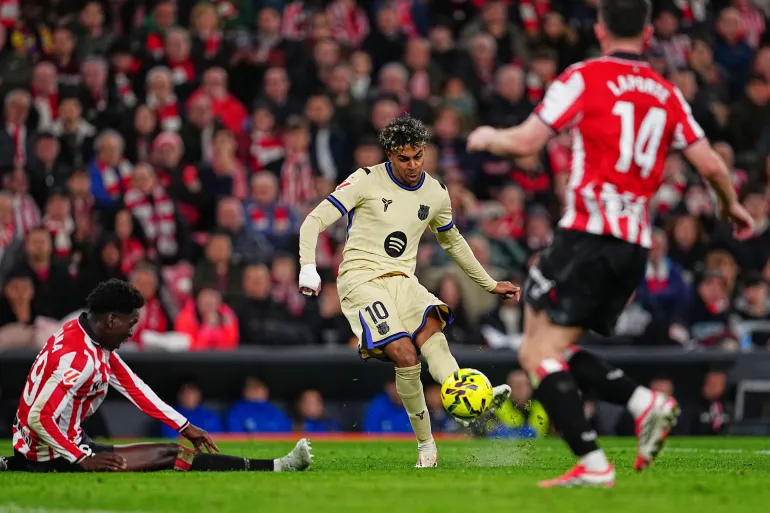 Lamine Yamal del Barcellona, ​​al centro, segna il primo gol della sua squadra durante la partita di calcio della Liga spagnola tra Athletic Bilbao e Barcellona a Bilbao, Spagna, sabato 7 marzo 2026. (AP Photo/Miguel Oses)
