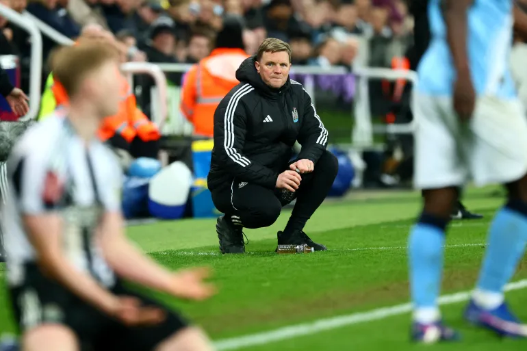 Eddie Howe, allenatore inglese del Newcastle United, guarda durante la quinta partita di calcio della FA Cup inglese tra Newcastle United e Manchester City al St James' Park di Newcastle-upon-Tyne, nel nord-est dell'Inghilterra, il 7 marzo 2026. (Foto di Paul Currie / AFP) / RISERVATO ALL'USO EDITORIALE. NESSUN UTILIZZO CON AUDIO, VIDEO, DATI, ELENCHI DEGLI APPARECCHI, LOGHI DI CLUB/LEGA O SERVIZI 'LIVE' NON AUTORIZZATI. UTILIZZO ONLINE IN PARTITA LIMITATO A 120 IMMAGINI. ULTERIORI 40 IMMAGINI POSSONO ESSERE UTILIZZATE IN TEMPO SUPPLEMENTARE. NESSUNA EMULAZIONE VIDEO. L'UTILIZZO DEI SOCIAL MEDIA DURANTE LA PARTITA È LIMITATO A 120 IMMAGINI. ULTERIORI 40 IMMAGINI POSSONO ESSERE UTILIZZATE IN TEMPO SUPPLEMENTARE. NESSUN UTILIZZO NELLE PUBBLICAZIONI DI SCOMMESSE, PARTITE O PUBBLICAZIONI DI SINGOLI CLUB/LEGA/GIOCATORE.
