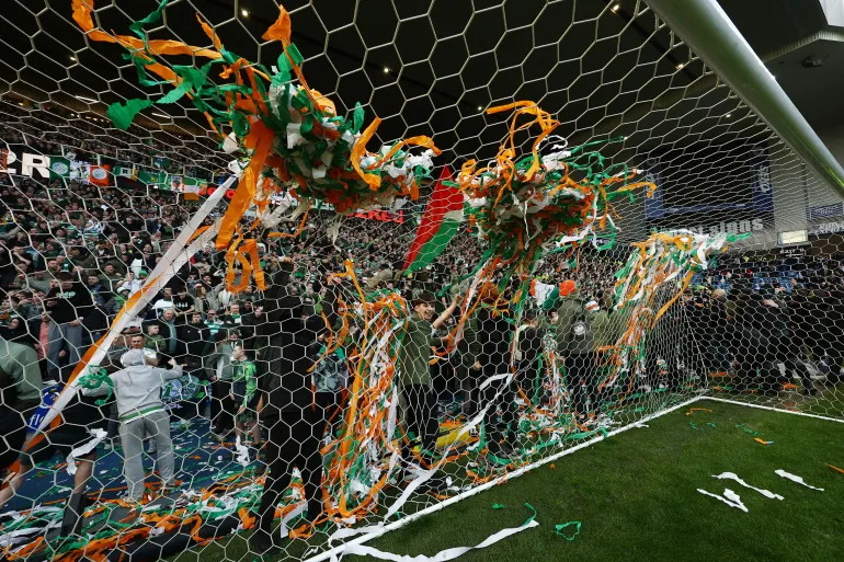 Calcio Calcio - Coppa di Lega scozzese - quarto di finale - Rangers v Celtic - Ibrox, Glasgow, Scozia, Gran Bretagna - 8 marzo 2026 i tifosi Celtic festeggiano dopo la partita Action Images via REUTERS/Lee Smith