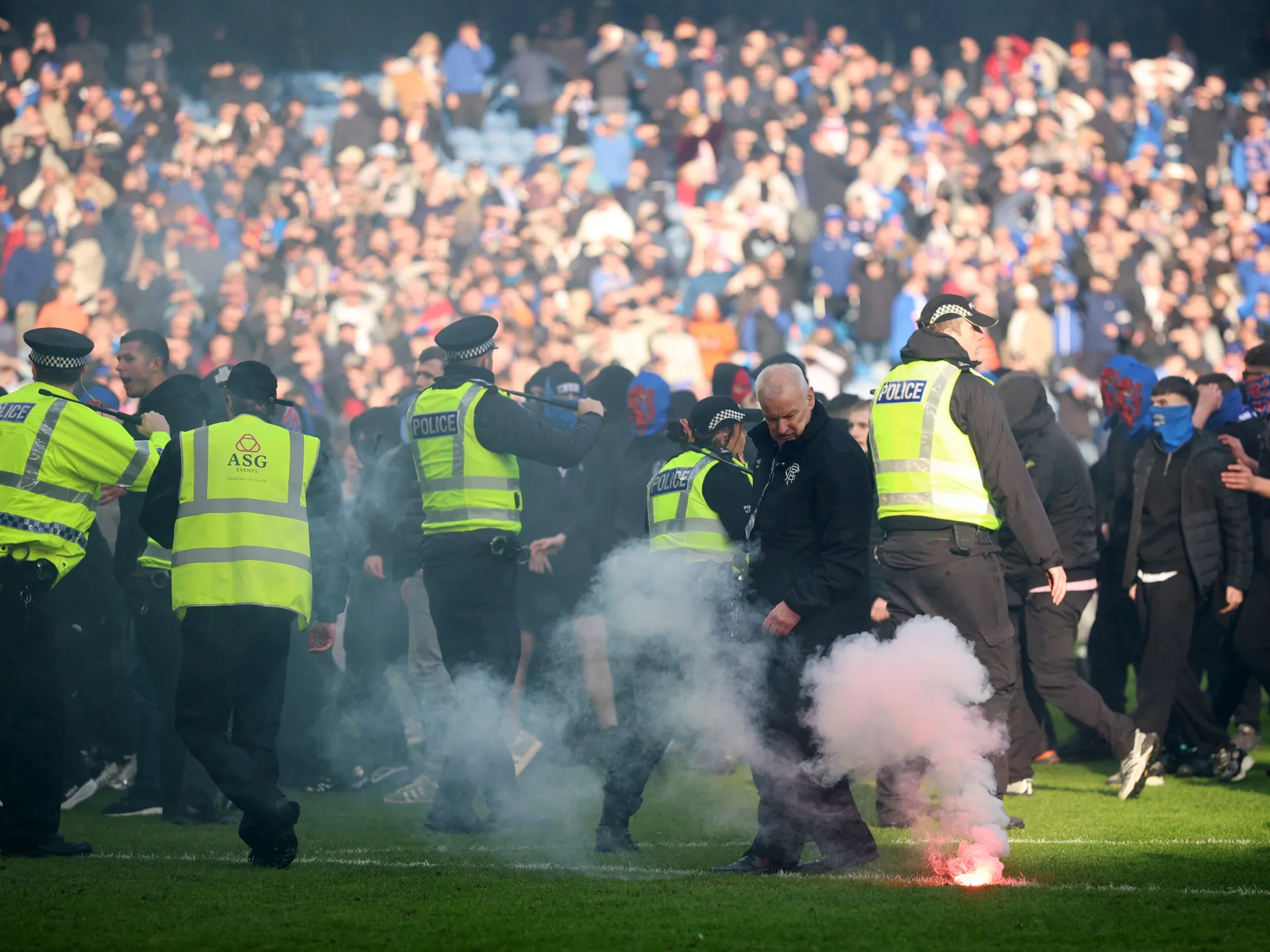 Rangers vs Celtic diventano brutti mentre i tifosi si scontrano in campo dopo il pareggio della Coppa di Scozia