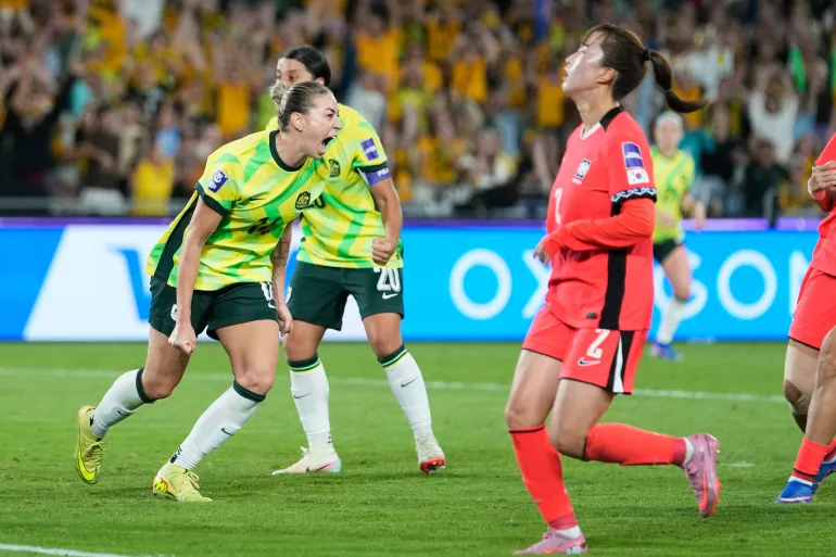 L'australiana Alanna Kennedy, a sinistra, reagisce dopo aver segnato il terzo gol della sua squadra durante la partita di calcio della Coppa d'Asia femminile tra Australia e Corea del Sud a Sydney, domenica 8 marzo 2026. (AP Photo/Rick Rycroft)