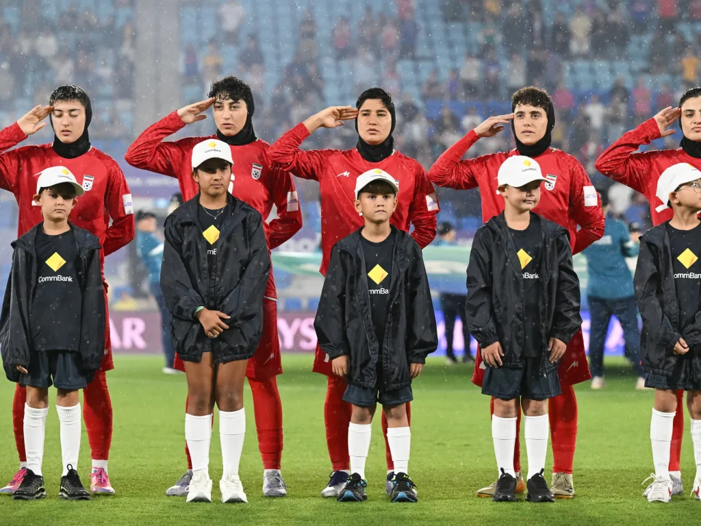 La squadra di calcio femminile iraniana canta l'inno in mezzo alle preoccupazioni per la sicurezza durante la guerra