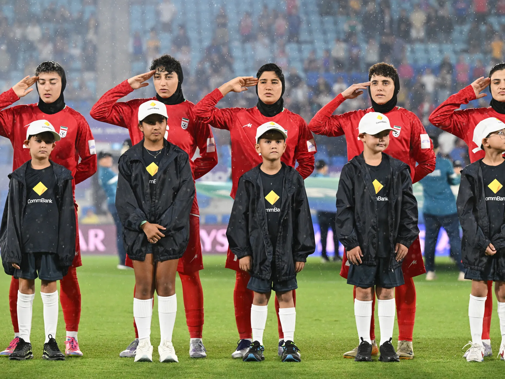La squadra di calcio femminile iraniana canta l'inno in mezzo alle preoccupazioni per la sicurezza durante la guerra