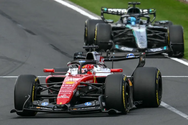 Il pilota monegasco della Ferrari Charles Leclerc (a sinistra) e il pilota britannico della Mercedes George Russell guidano durante il Gran Premio d'Australia di Formula 1 sul circuito dell'Albert Park di Melbourne l'8 marzo 2026. (Foto di Paul Crock / AFP) / -- IMMAGINE RISERVATA ALL'USO EDITORIALE - STRETTAMENTE NON PER USO COMMERCIALE --
