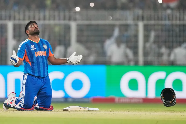 L'India Sanju Samson guarda al cielo dopo che l'India ha vinto la partita di cricket della Coppa del mondo T20 contro le Indie occidentali a Calcutta, India, domenica 1 marzo 2026. (AP Photo/Bikas Das)