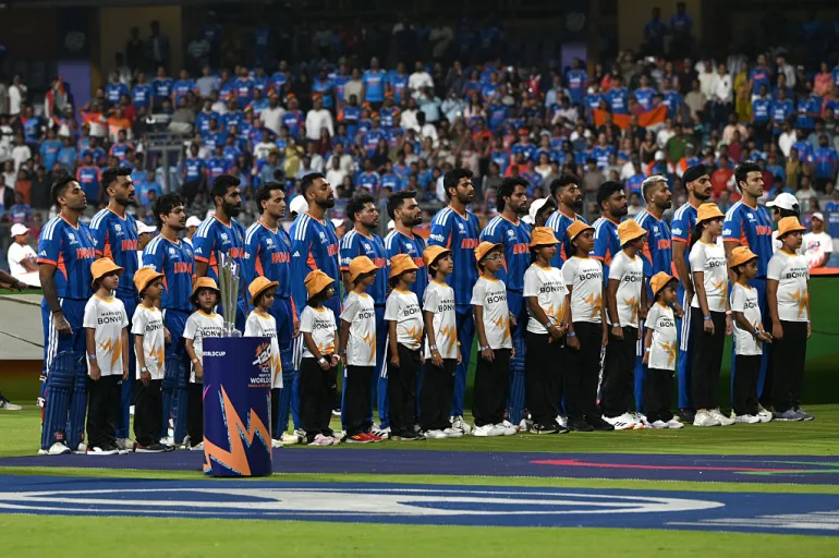 L'India si schiererà per gli inni nazionali in vista della semifinale della Coppa del Mondo T20 maschile ICC India e Sri Lanka 2026 tra India e Inghilterra al Wankhede Stadium