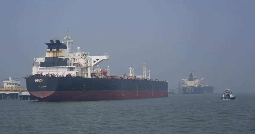 Il petrolio rimane sopra i 100 dollari al barile nonostante la stretta mortale dell'Iran sullo Stretto di Hormuz