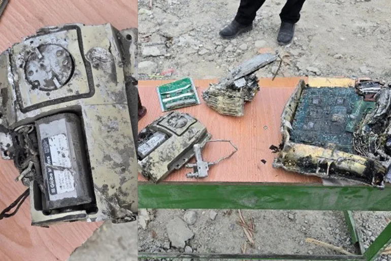 Frammenti di un missile esposti su un tavolo a Manib, in Iran [Courtesy of Ali Bahreini]