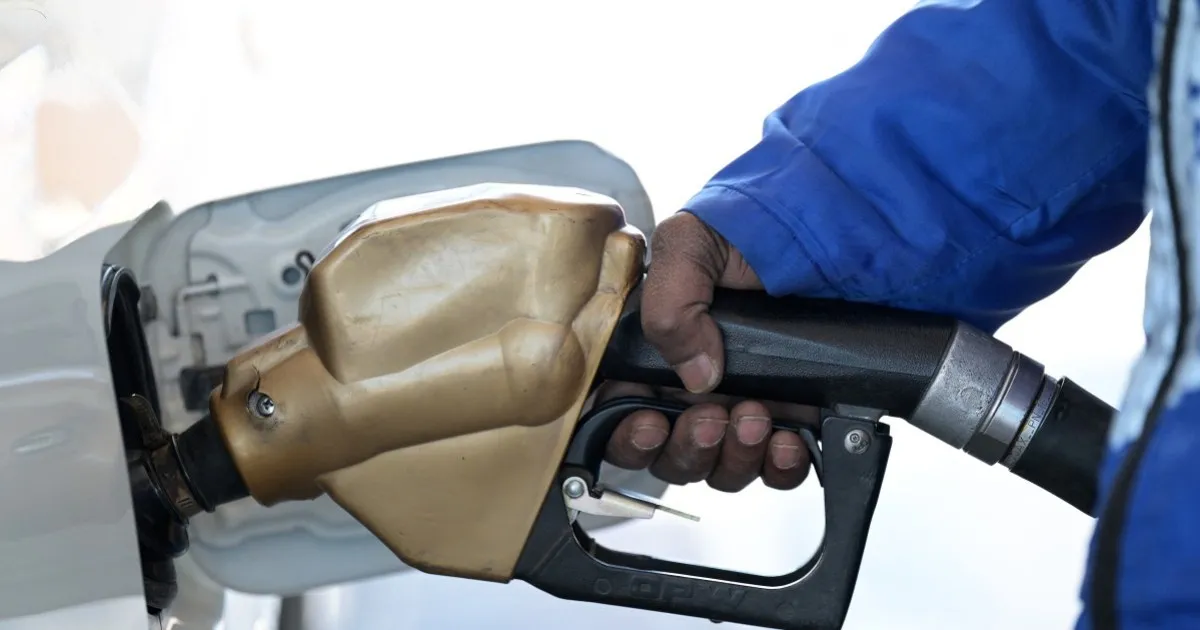 I prezzi del petrolio oscillano selvaggiamente tra messaggi contrastanti sulla guerra con l’Iran