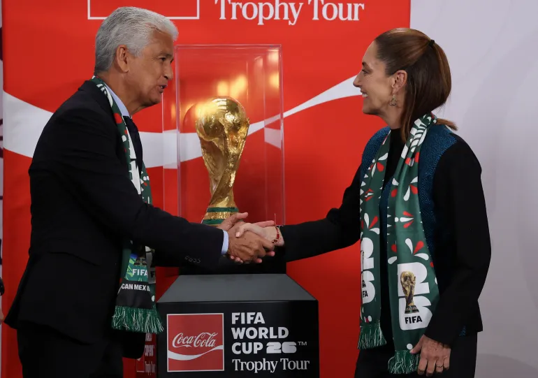 L'ex calciatore brasiliano Jose Roberto Gama de Oliveira 'Bebeto' stringe la mano al presidente del Messico Claudia Sheinbaum davanti al trofeo della Coppa del Mondo FIFA durante la sua conferenza stampa mattutina al Palazzo Nazionale di Città del Messico
