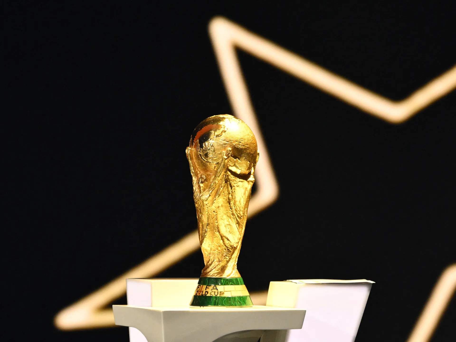 Coppa del Mondo FIFA: guerra degli Stati Uniti all'Iran, violenza in Messico, divieto di visto, qualificazioni all'Iraq