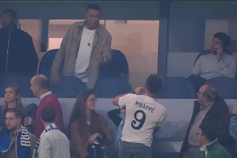 Kylian Mbappe reagisce.