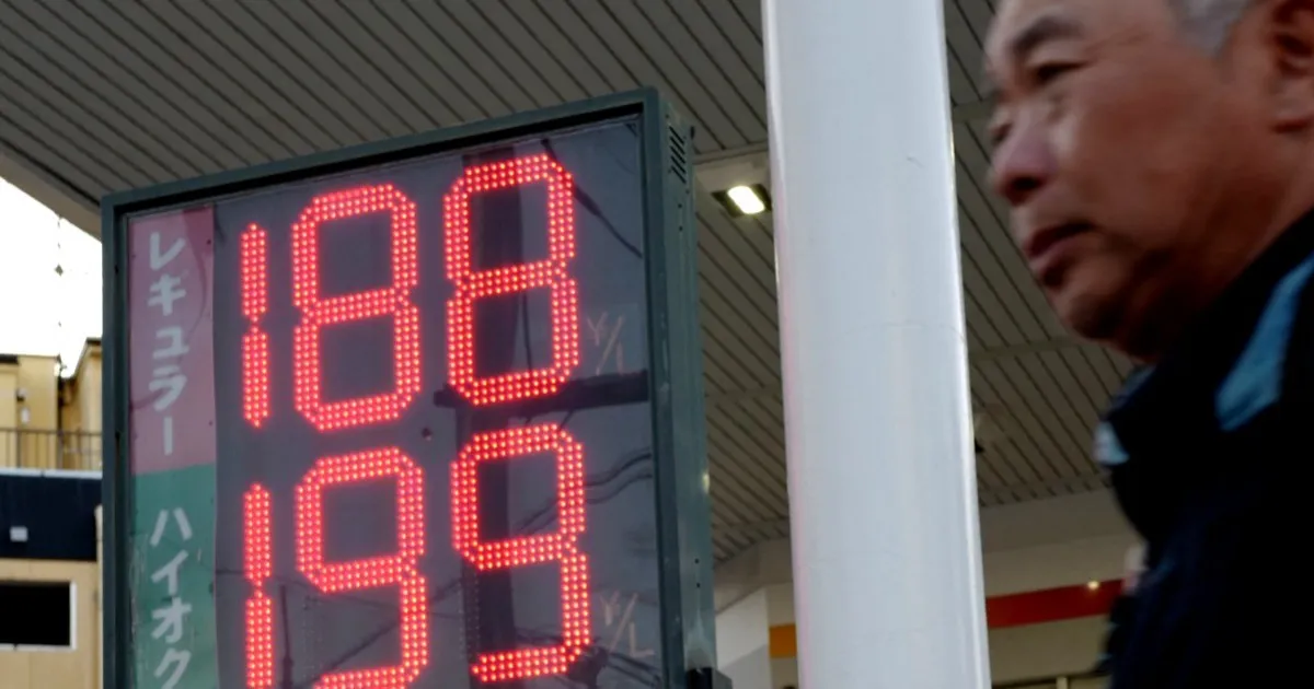 I prezzi del petrolio continuano a salire mentre Trump cerca una coalizione per riaprire lo Stretto di Hormuz