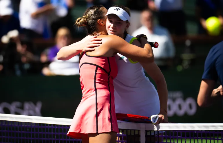 Aryna Sabalenka ed Elena Rybakina reagiscono.