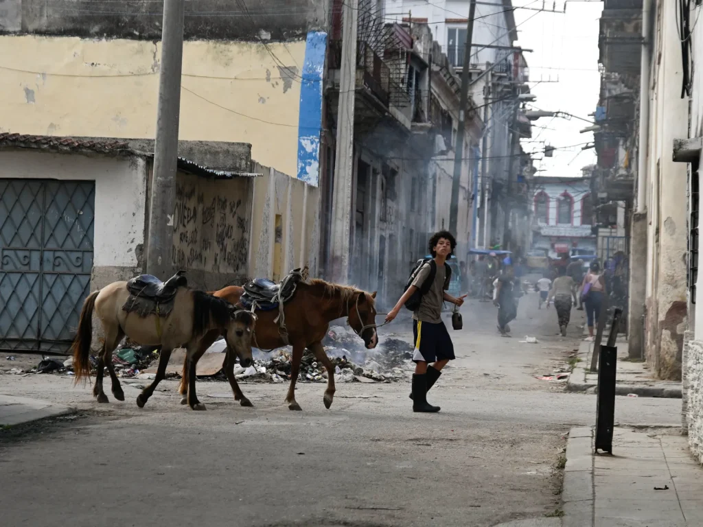 Le proteste scoppiano a Cuba mentre le restrizioni statunitensi provocano carenze alimentari ed energetiche