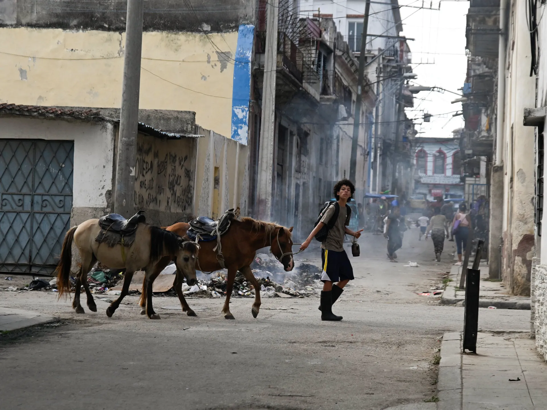 Le proteste scoppiano a Cuba mentre le restrizioni statunitensi provocano carenze alimentari ed energetiche