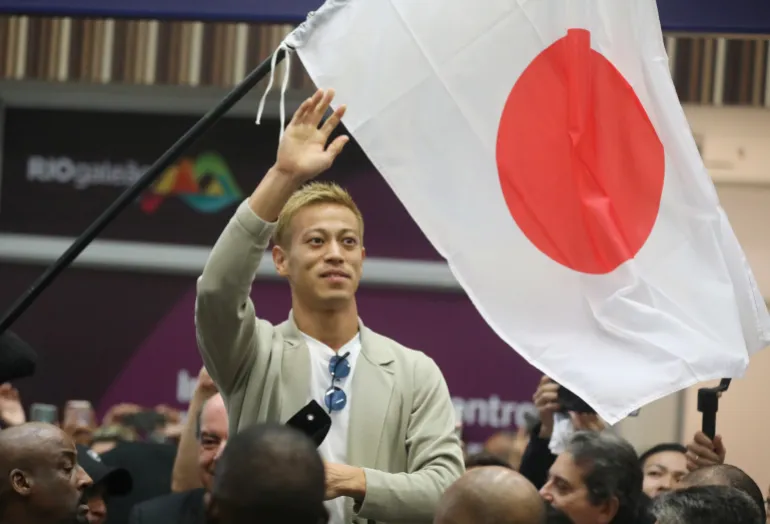 Calcio Calcio - Keisuke Honda arriva a Rio per unirsi al nuovo club Botafogo - Aeroporto Internazionale Antonio Carlos Jobim, Rio de Janeiro, Brasile - 7 febbraio 2020 Keisuke Honda arriva all'aeroporto e viene accolto dai fan di Botafogo REUTERS/Pilar Olivares