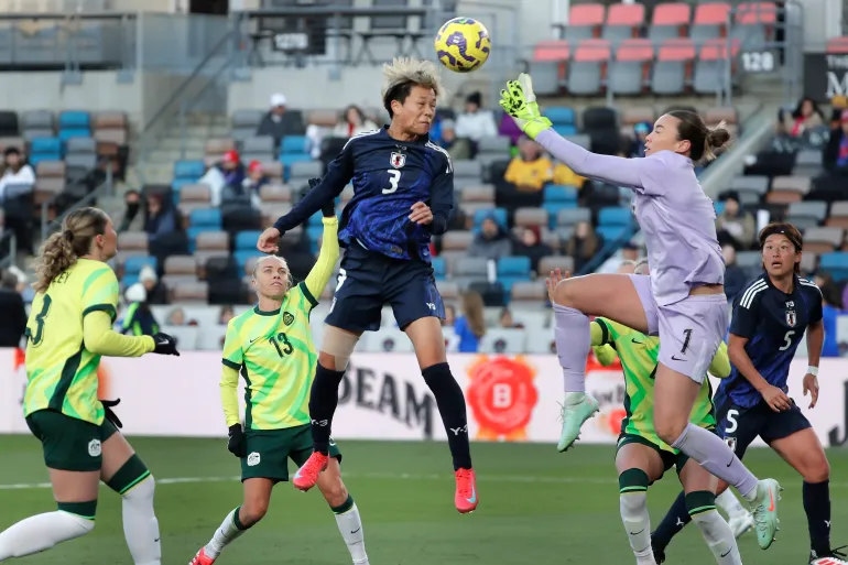 Il difensore giapponese Moeka Minami (3) colpisce di testa in un goal oltre il portiere australiano Mackenzie Arnold (1) su un calcio d'angolo durante il torneo di calcio femminile della SheBelieves Cup, giovedì 20 febbraio 2025, a Houston. (Foto AP/Michael Wyke)