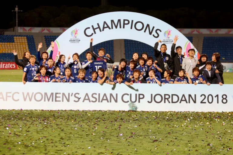 I giocatori del Giappone festeggiano con il trofeo dopo aver vinto la partita della finale della Coppa d'Asia femminile dell'AFC contro l'Australia allo stadio King Abdullah II nella capitale giordana. Il Giappone ha sconfitto l'Australia 1-0 vincendo la coppa ad Amman, Giordania, venerdì 20 aprile 2018. (AP Photo/Raad Adayleh)