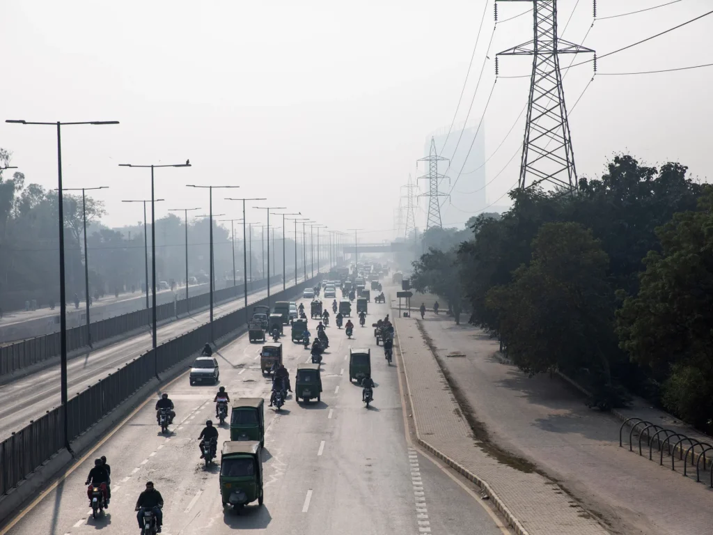 Il Pakistan è il paese più inquinato del mondo nel 2025: rapporto