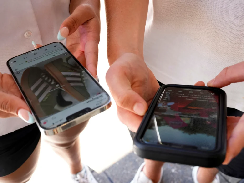 I social media rendono i giovani meno felici, secondo il rapporto