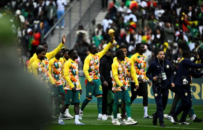 I giocatori del Senegal sfilano con il trofeo della Coppa d'Africa prima dell'amichevole internazionale di calcio tra Senegal e Perù