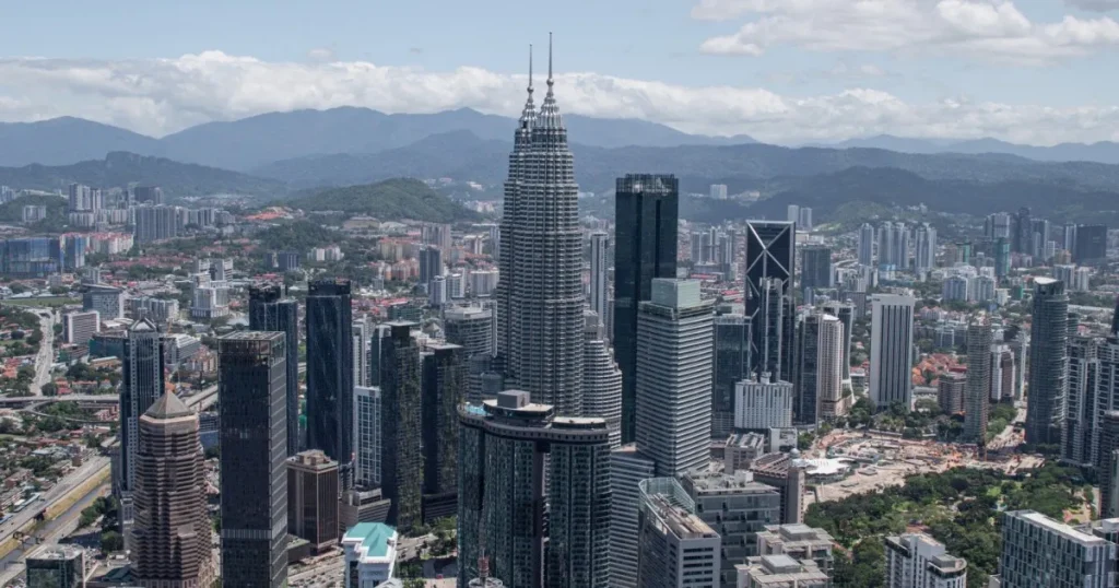 La Malesia si muove per inasprire le regole per gli espatriati, sollevando timori di fuga di talenti