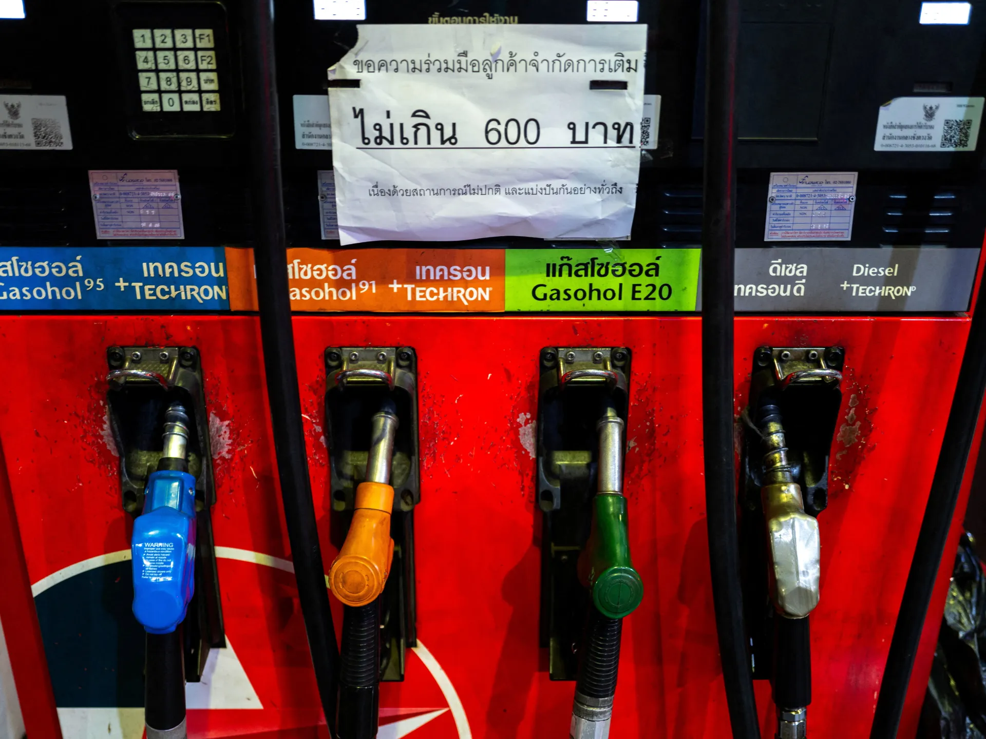 I prezzi del petrolio salgono mentre l’Iran nega i colloqui con gli Stati Uniti, attenuando le speranze di allentamento della tensione