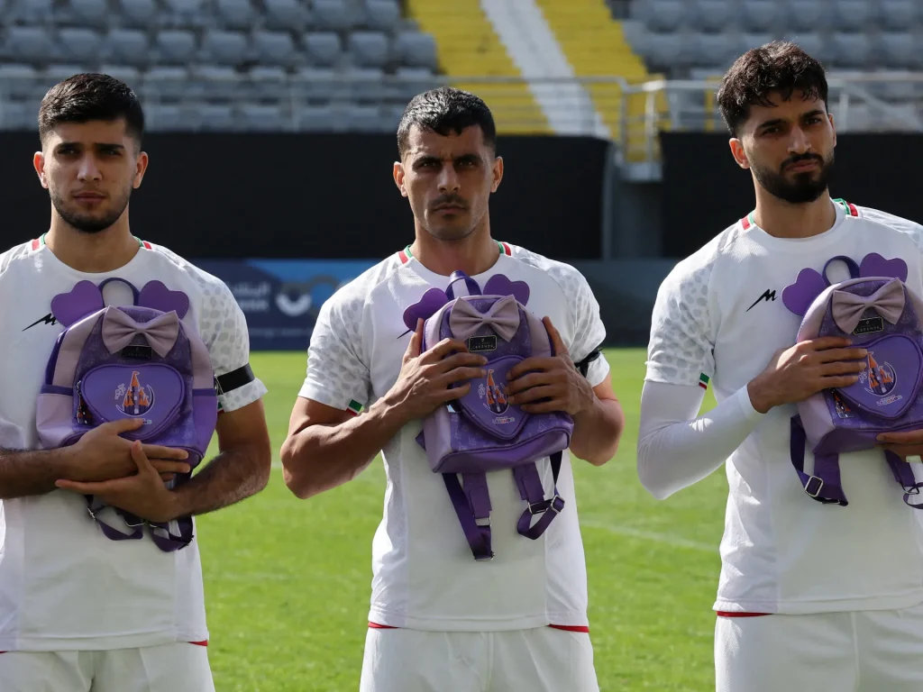 I calciatori iraniani rendono omaggio alle vittime dello sciopero scolastico all'inizio della guerra