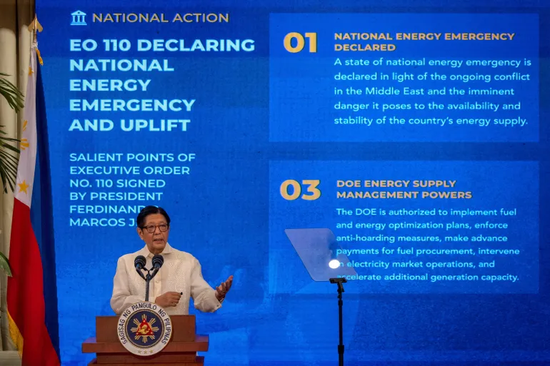 Il presidente filippino Ferdinand Marcos Jr. Interviene durante una conferenza stampa dopo aver dichiarato lo stato di emergenza nazionale in mezzo all'aumento dei prezzi del carburante a causa del conflitto in corso in Medio Oriente, al Palazzo Malacanang a Manila, Filippine, il 25 marzo 2026. Ezra Acayan/Pool via REUTERS