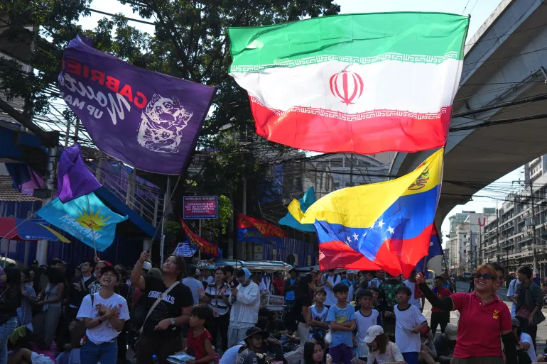 I manifestanti sventolano una bandiera iraniana durante una manifestazione di lavoratori dei trasporti e attivisti che protestavano contro l'aumento dei prezzi del petrolio venerdì 27 marzo 2026, vicino al palazzo presidenziale Malacanang a Manila, nelle Filippine. (AP Photo/Aaron Favila)